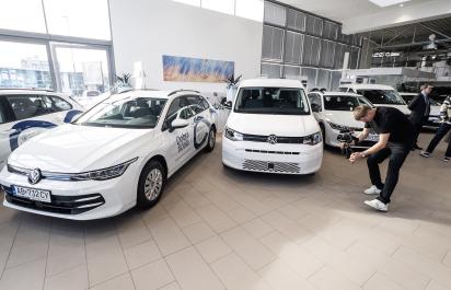Dobrá flotila: Nadácia Volkswagen Slovakia odovzdala deväť vozidiel neziskovým organizáciám, svet je stále obývateľný