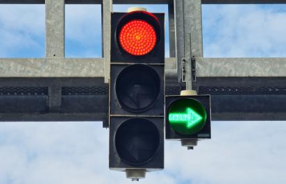 Vodiči, pred vycestovaním pozor: Zelená šípka na semafore u susedov platí inak, ako u nás. Fix novelou zákona už pripravujú