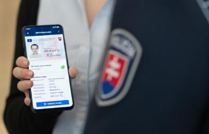 Občiansky preukaz v mobile dostal nové využitie, preukazovať totožnosť môžete nielen príslušníkovi Policajného zboru