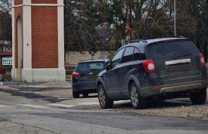 Stoja pri priechode, čím ohrozujú deti. Tvrdia, že im to zákon dovoľuje. Vysvetľujeme predpisy