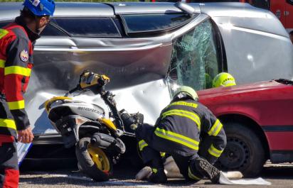 Pozor, čo kupujete. Autá po totálke predávajú ako nikdy nebúrané. 51% mladých jazdeniek má za sebou poškodenia, bez ohľadu na ich pôvod