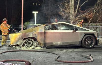 Reputačné peklo. Tesla reaguje na ďalší požiar Cybertrucku. Horia elektromobily skutočne častejšie ako benzínové a naftové autá?