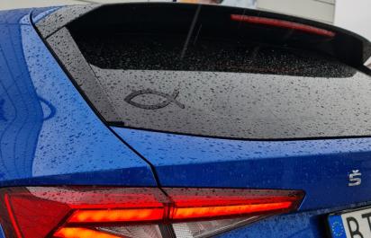 Ľudia sa mýlia, upozornili nás vodiči s nálepkou rybičky. Čo čakať od vodičov so symbolom ryby na aute?