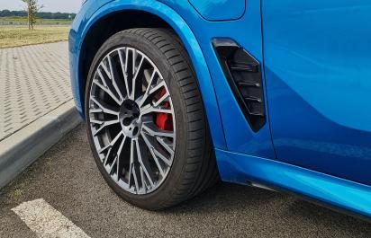 Veľký test 18 letných pneumatík 2025: Na týchto na 100% havarujete. Neplatí, že drahšie je lepšie