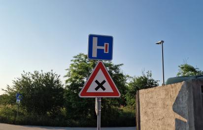 Neférový chyták na vodičov. Keď prednosť sprava neplatí ani pri tejto značke (Dopravná poradňa)
