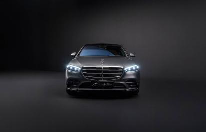 Mercedes práve odhalil nový ročník limuzíny Triedy S. Nedal sa zlákať na hru BMW, zachovala si dôstojnú kultivovanosť 