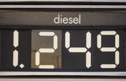 Rusko bojuje proti drahým palivám, ruší spotrebnú daň na naftu a ceny má zastropovať