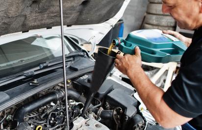 Aditíva do motorového oleja: Pomocník, zbytočný výdavok alebo návod, ako si zničiť motor?