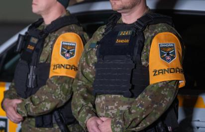Žandári idú do terénu. Toto sú uniformy žandárov a mestá, kde ich stretnete