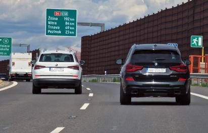 Môžem predísť pomalé auto na diaľnici sprava? Bývalý policajt nám povedal, čo vtedy robiť. Celý čas sme robili chybu