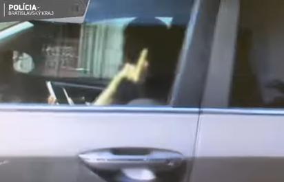 Čo sa včera stalo v Bratislave iba ukazuje rastúcu aroganciu vodičov. Vodička s mobilom ukázala polícii prostredník, za pokutu ľudia kritizujú hliadku