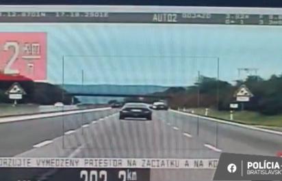 Poslanci schválili zmeny v objektívnej zodpovednosti pri dopravných priestupkoch. Štát vyvodí viac zodpovednosti od držiteľov, nie vodičov