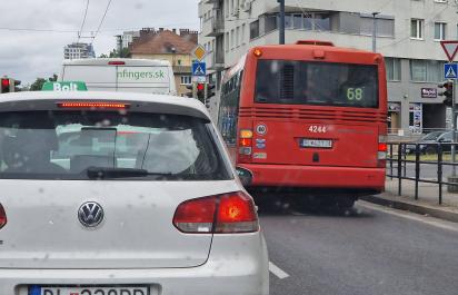 Povinnosť dať prednosť autobusu: Mýtus alebo zákon? 3 príklady z praxe s riešením