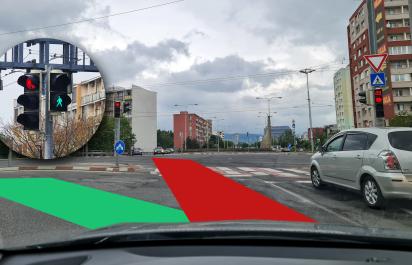 Odbočíte tu vľavo, aj keď svieti červená? Zmätočné značenie je vraj v poriadku