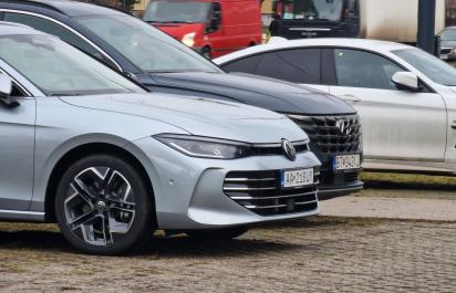 Priemerný vek jazdených áut Slovensko vs. Česko. Prečo kupujeme autá drahšie?