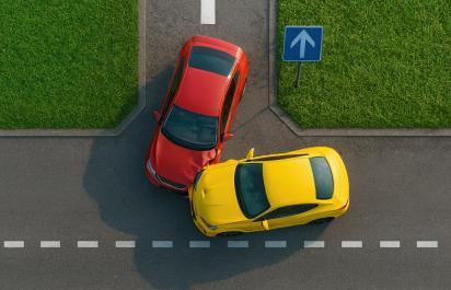 Ťažké aj pre skúsených vodičov: Zrazil sa s autom idúcim sprava, ale z protismeru jednosmernej cesty. Kto je vinníkom nehody?