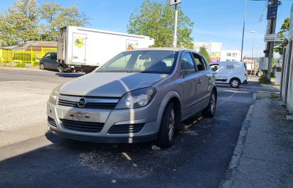 Legálne používanie auta aj bez platnej STK a EK. Zákon dovoľuje dosť, sumarizujeme poplatky, zákazy aj pokuty