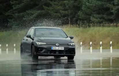 Vyššie pokuty u susedov, nebezpečný čierny ľad a nová generácia airbagov (145. podcast Autobazar.EU)