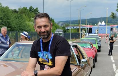 Moderátor Ján Mečiar úprimne o elektromobiloch, bicyklovaní do práce a nadávaní za volantom (149. podcast)