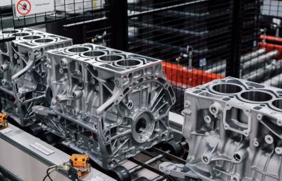 Nie je to vtip, ale prirodzený vývoj. Renault začne do elektromobilov montovať spaľovacie motory