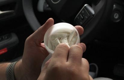 Jazda pod vplyvom nikotínových sáčkov vás môže stáť vodičské oprávnenie
