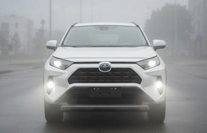 Motoristi zabúdajú na hmlovky, pokuty im môže polícia poslať aj dodatočne