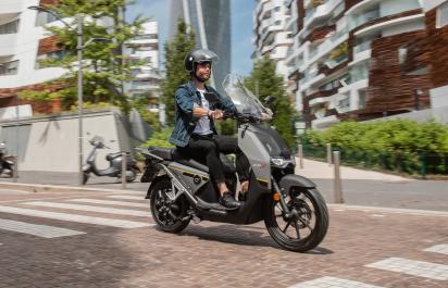 Prečo nechávajú motorkári zapnuté smerovky aj keď idú rovno? Odpoveď dáva zmysel, mali by ju poznať všetci vodiči