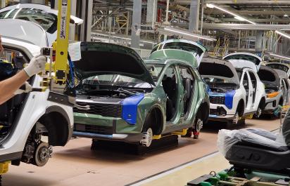 Analýza: Kroky vlády a Trump zabíjajú slovenský autopriemysel. Čaká nás osud Detroitu?