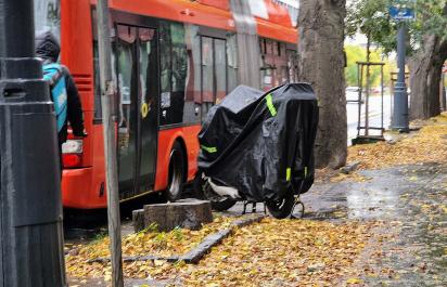 Najhoršie, čo môže motorkár urobiť: Neradno prejsť cez priechod pre chodcov na ceste a spadnuté listie