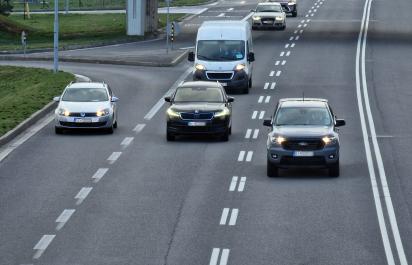 Je v zákone a nikto nevie, čo znamená. Pýtali sme sa vodičov, na čo je dvojitá prerušovaná čiara