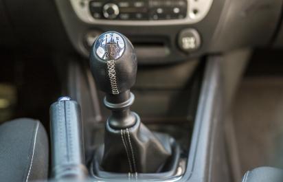 Tuhá, nepresná alebo príliš voľná páka manuálnej prevodovky: 7 príčín a riešení ešte pred návštevou servisu