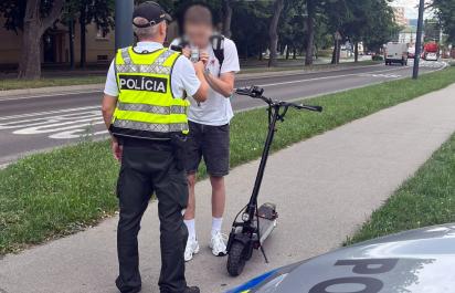 Pozor, polícia dáva fúkať kolobežkárom a cyklistom. Poznáte tolerancie alkoholu?