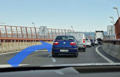 Otázka čitateľa nás „odrovnala“: Poctivo čakám v kolóne, iní ma obiehajú cez druhý pruh. Ako im v tom mám legálne zabrániť? Naša odpoveď