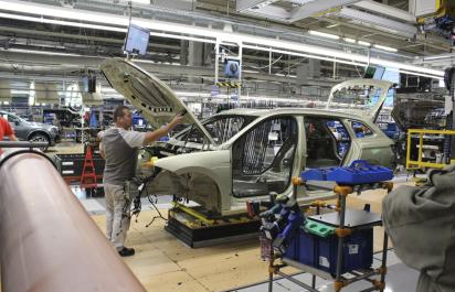 Bratislavský Volkswagen vykázal zisk 330 miliónov eur. Zverejnil platy zamestnancov vo výrobe