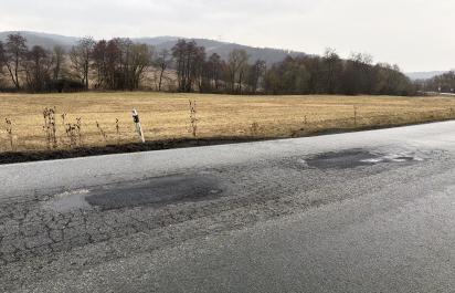 Správa ciest opraví poškodenú cestu cestu I/21, doteraz ju opravovali najmä studenou asfaltovou zmesou