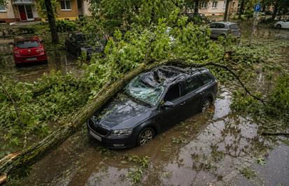 Poškodili vám auto krúpy, búrka alebo povodeň? Zistite, čo preplatí poisťovňa a ako správne postupovať