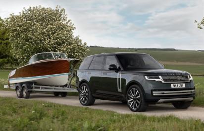 Odhalili historicky prvý Range Rover na elektrinu. Má absurdne vysoký výkon a dvojitú batériu