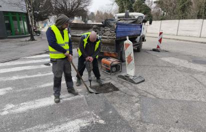 Nahláste výtlk, mesto ho dá opraviť. Oprava ciest v Komárne zahrnie aj údaje od verejnosti
