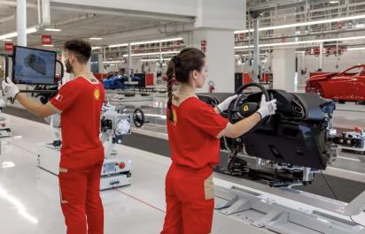 Byť zamestnancom Ferrari sa oplatí, dostali výročný bonus 15-tisíc eur
