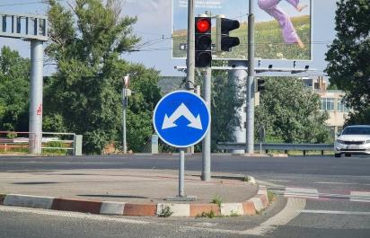 Ani skúsený vodič často nevie, že tu smie odbočiť doľava napriek červenej