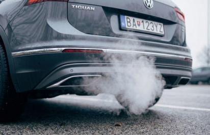 Modrý, biely, čierny alebo sivý? Čo prezrádza farba dymu z výfuku o stave vášho auta?
