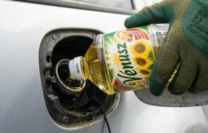 Niektorí motoristi začínajú pre nedostatok nafty experimentovať. Riskantný hazard s rastlinným olejom, sa im môže kruto vypomstiť
