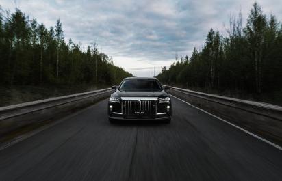 Pozrite sa, ako Rusi v bývalej továrni Toyoty prerábajú Audi na konkurenta pre Mercedes