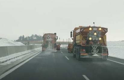 Poznáte svetelné symboly posýpačov? Kedy ich na diaľnici nemôžete predbehnúť?