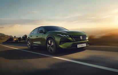 Peugeot 408 prichádza s vylepšeniami, elektrická verzia skočila výrazne vpred