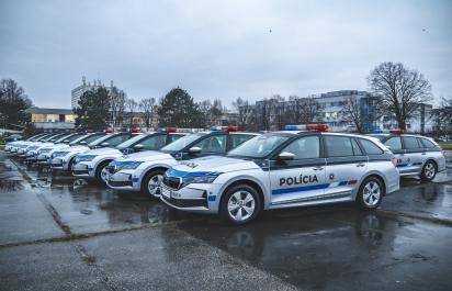 Polícia má nové autá s kontroverznými polepmi. Ministerstvo vnútra v čase konsolidácie obnovuje vozový park