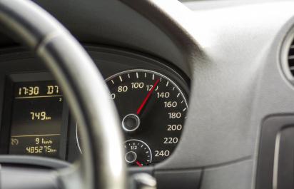 Tieto autá v našich podmienkach zvládli 400-tisíc km, oplatí sa ich kúpiť? (celá analýza od Autobazar.EU)