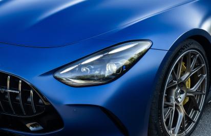 Mercedes-AMG má absurdný problém. Jeho logo vraj páli. Riešenie? Tričko, nie žaloba