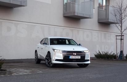 Test: DS Automobiles N°4 Hybrid 145 eDCT6: Konkurent Audi A3, BMW 1, Mercedes Triedy A s trojvalcovým motorom