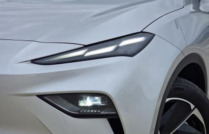 Predaj áut čínskych automobiliek na domácom trhu prudko klesol